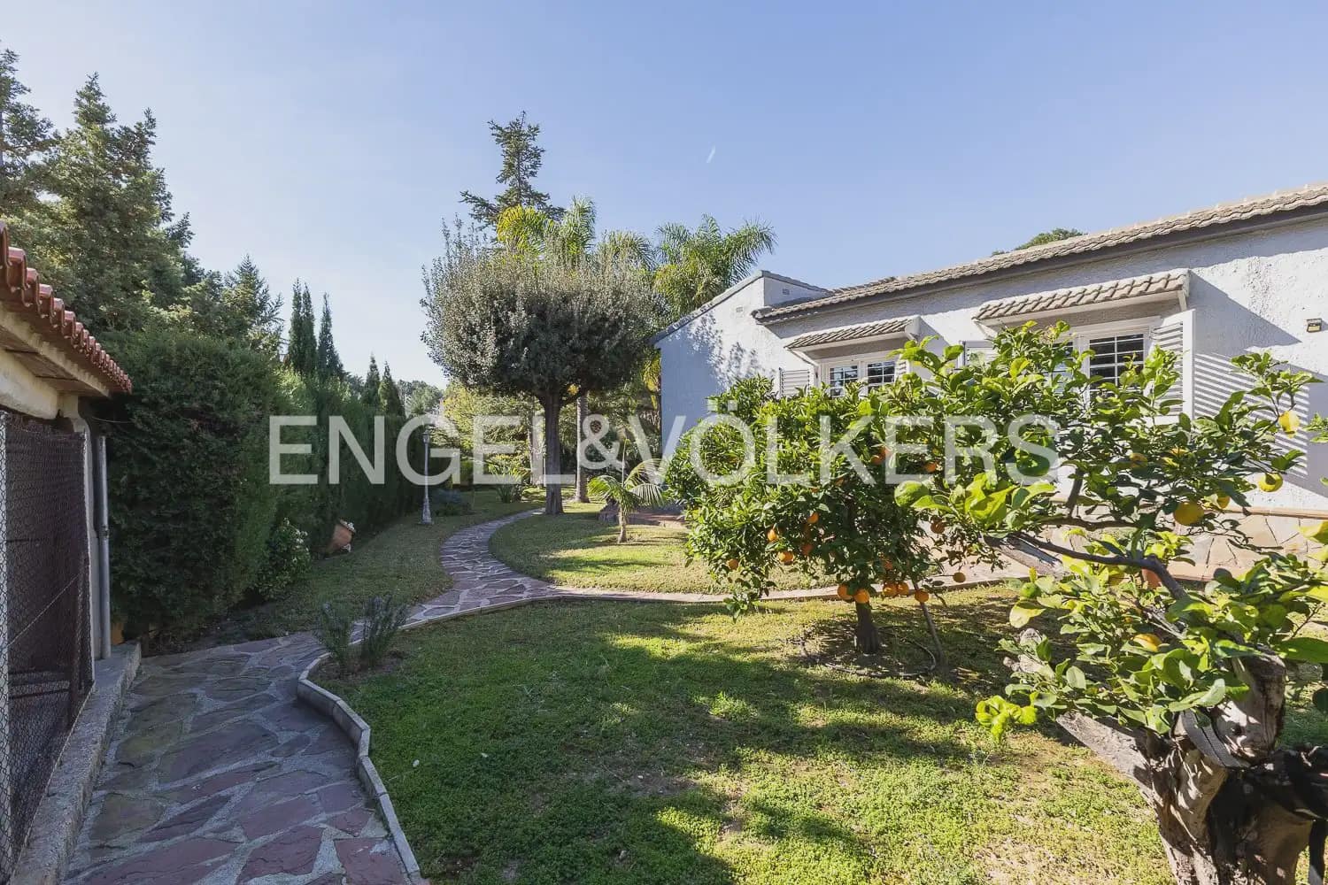 5 bedroom Villa for sale in Paterna with pool garage - € 900,000 (Ref: 9898186)