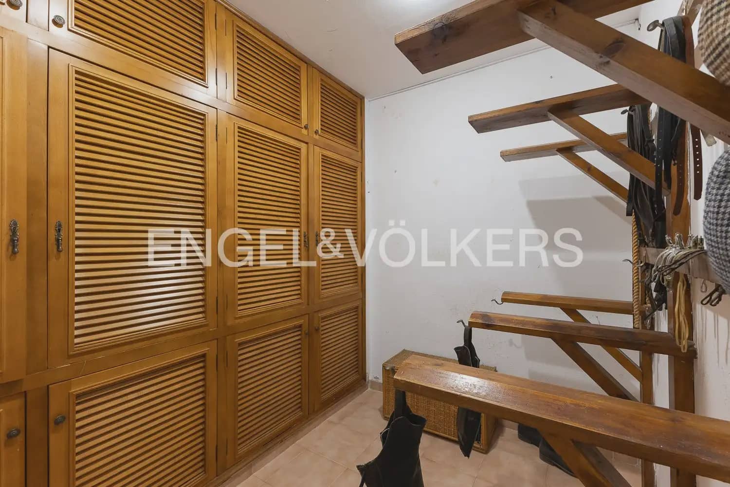 5 bedroom Villa for sale in Paterna with pool garage - € 900,000 (Ref: 9898186)