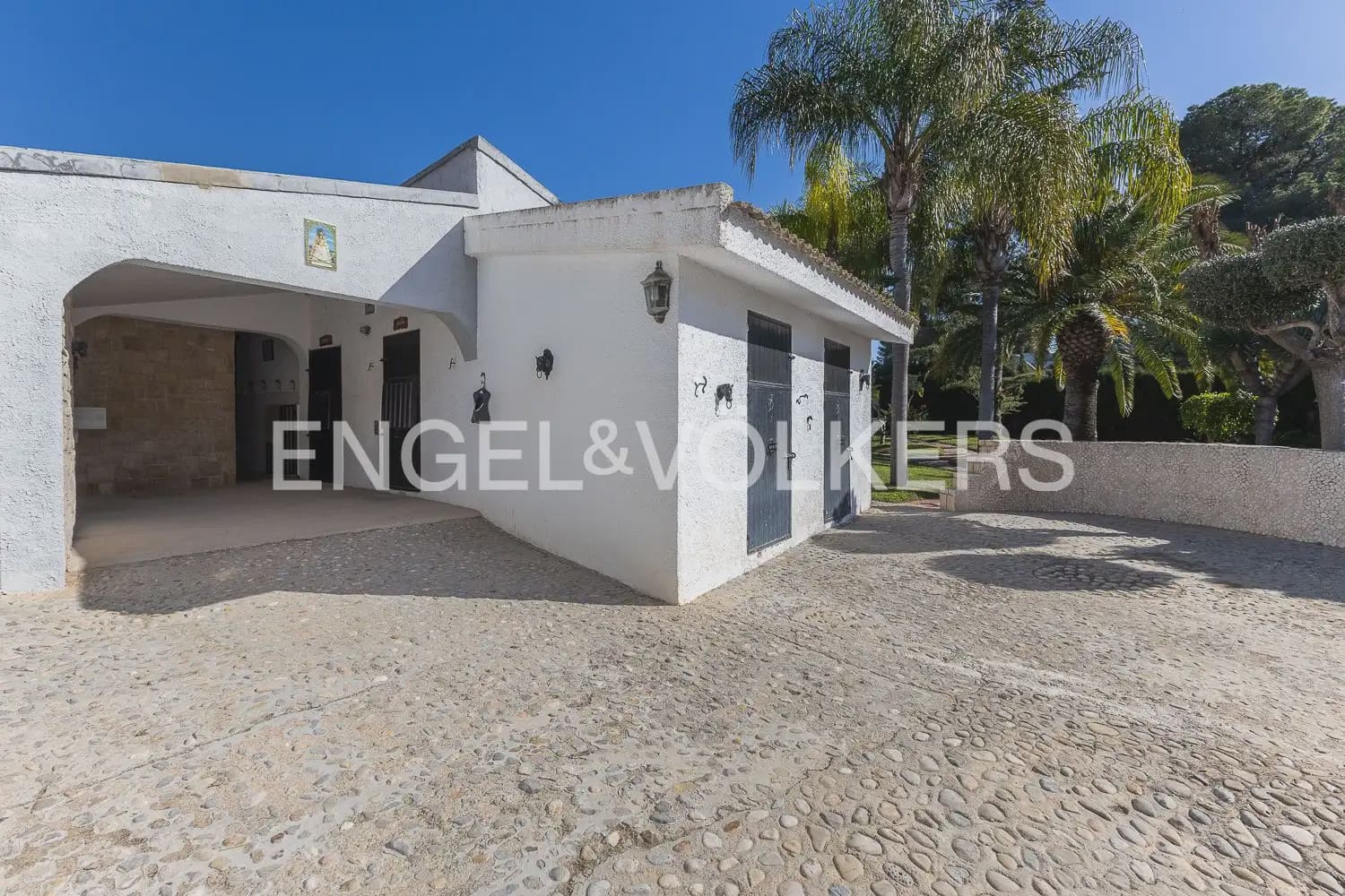 5 bedroom Villa for sale in Paterna with pool garage - € 900,000 (Ref: 9898186)