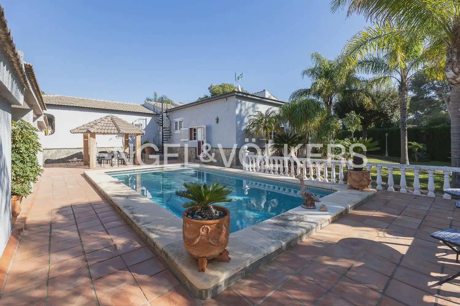 5 bedroom Villa for sale in Paterna with pool garage - € 900,000 (Ref: 9898186)