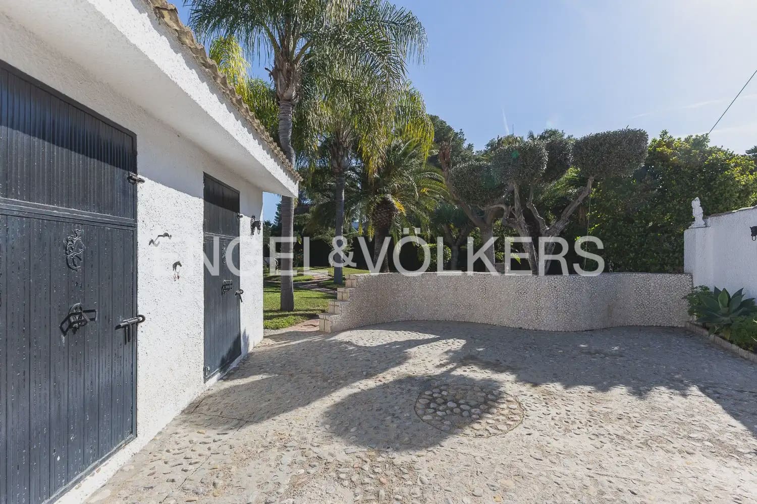 5 bedroom Villa for sale in Paterna with pool garage - € 900,000 (Ref: 9898186)