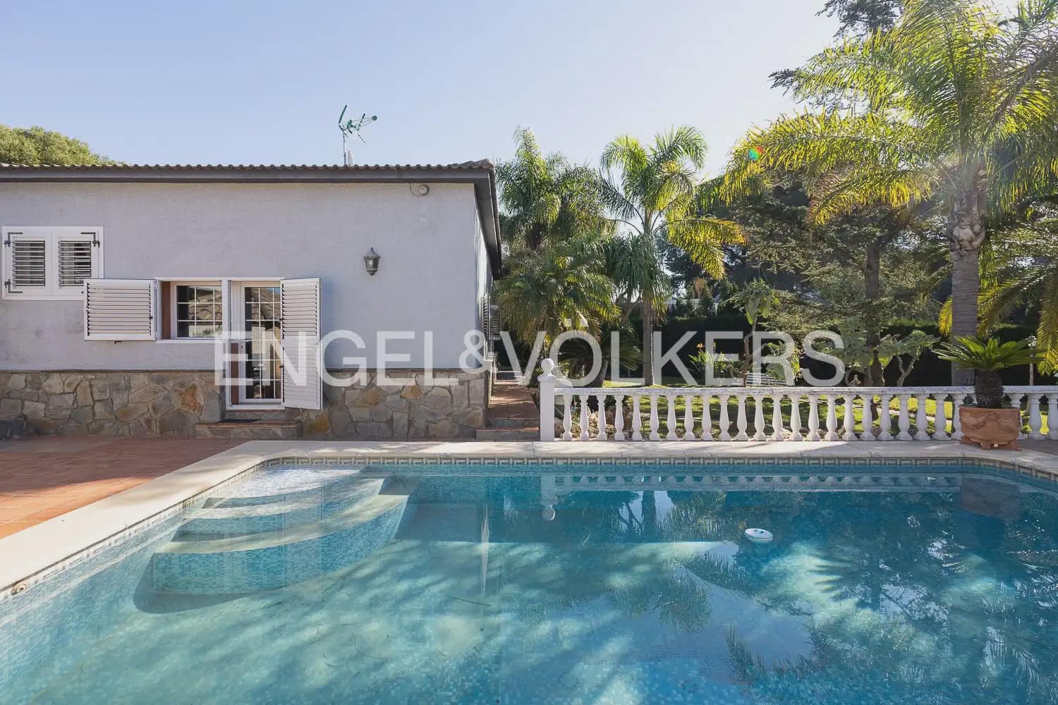 5 bedroom Villa for sale in Paterna with pool garage - € 900,000 (Ref: 9898186)