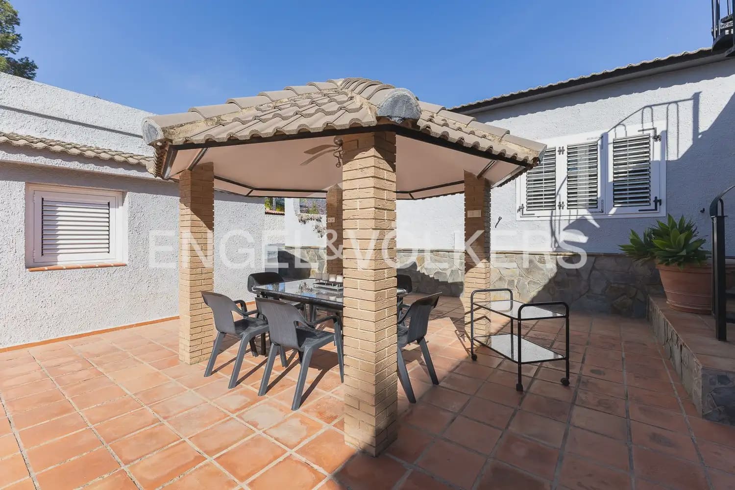 5 bedroom Villa for sale in Paterna with pool garage - € 900,000 (Ref: 9898186)