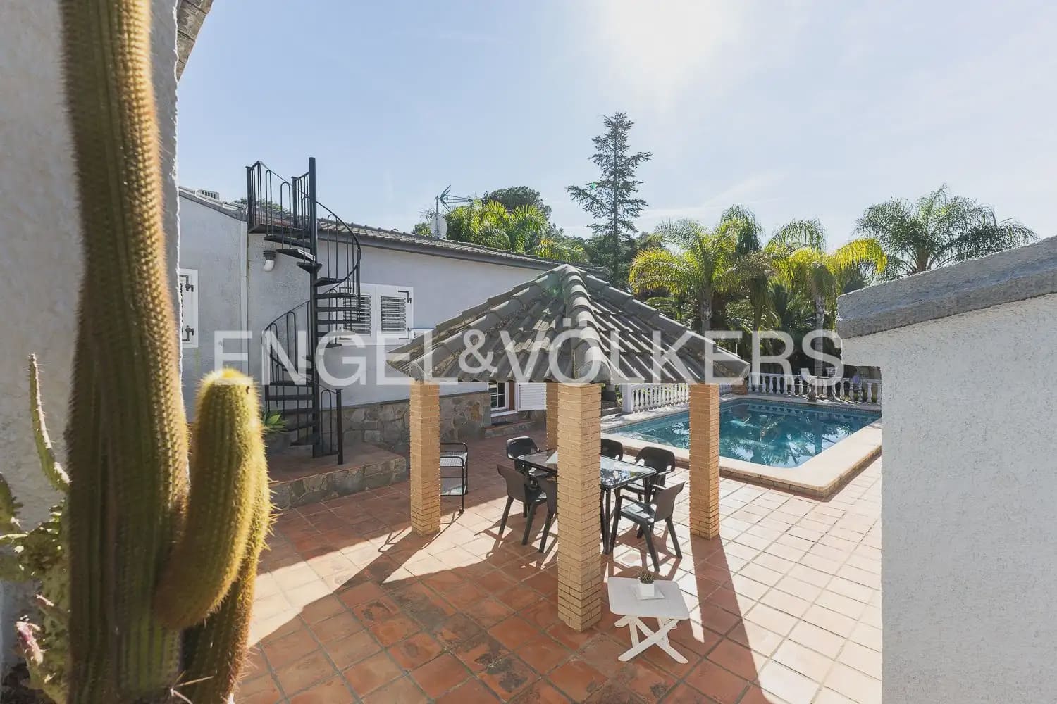 5 bedroom Villa for sale in Paterna with pool garage - € 900,000 (Ref: 9898186)
