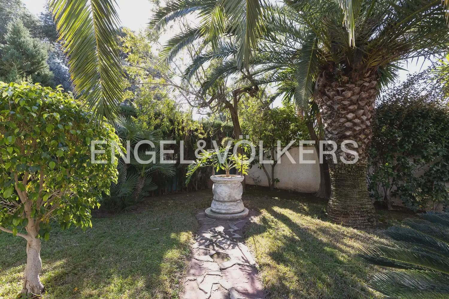 5 bedroom Villa for sale in Paterna with pool garage - € 900,000 (Ref: 9898186)
