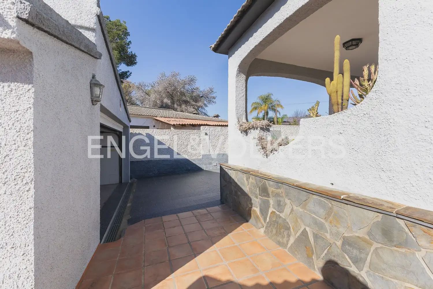 5 bedroom Villa for sale in Paterna with pool garage - € 900,000 (Ref: 9898186)