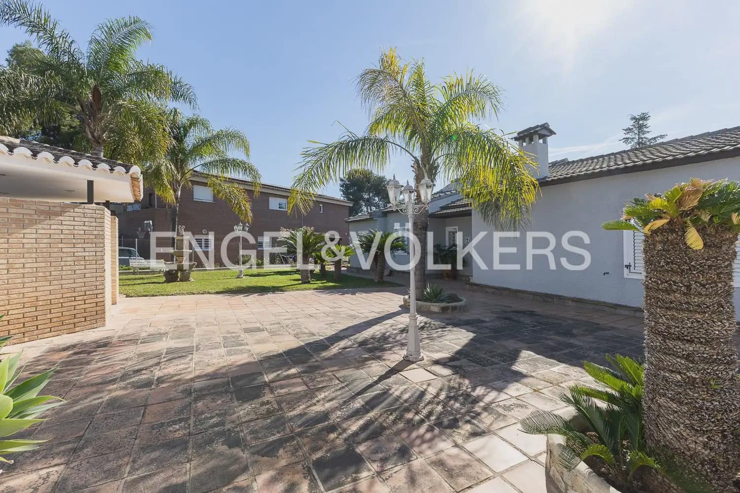 5 bedroom Villa for sale in Paterna with pool garage - € 900,000 (Ref: 9898186)