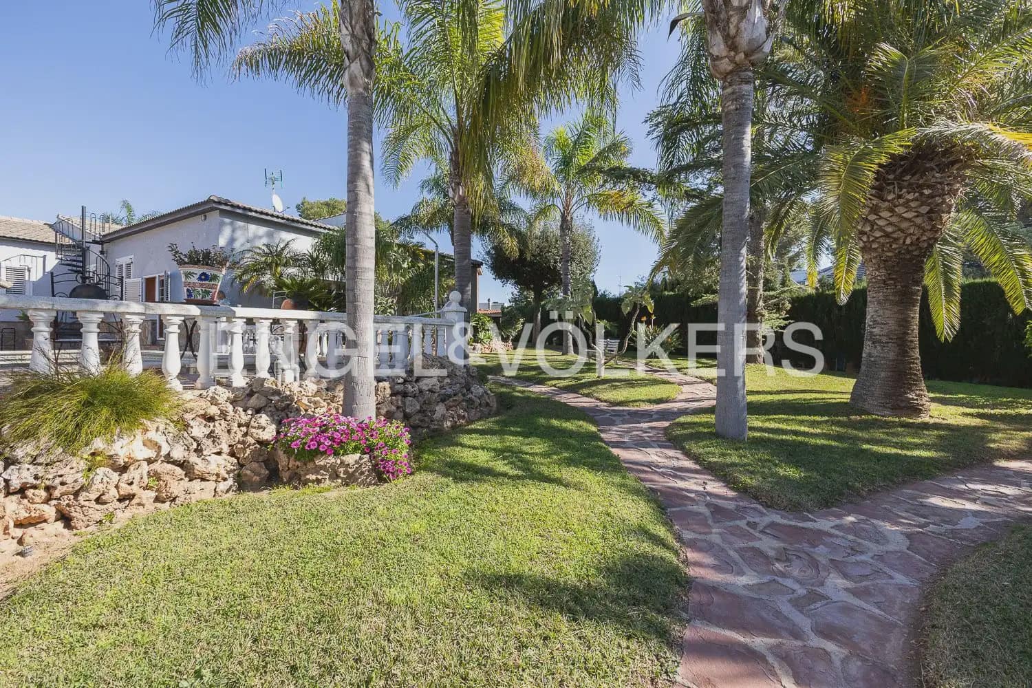 5 bedroom Villa for sale in Paterna with pool garage - € 900,000 (Ref: 9898186)