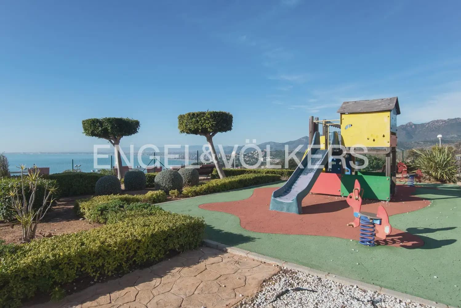 3 bedroom Flat for rent in Oropesa  with pool garage - € 1,390 (Ref: 9898188)
