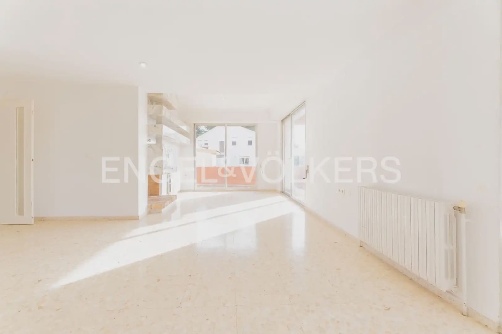 5 bedroom Villa for sale in Torrent with pool garage - € 475,000 (Ref: 9898192)