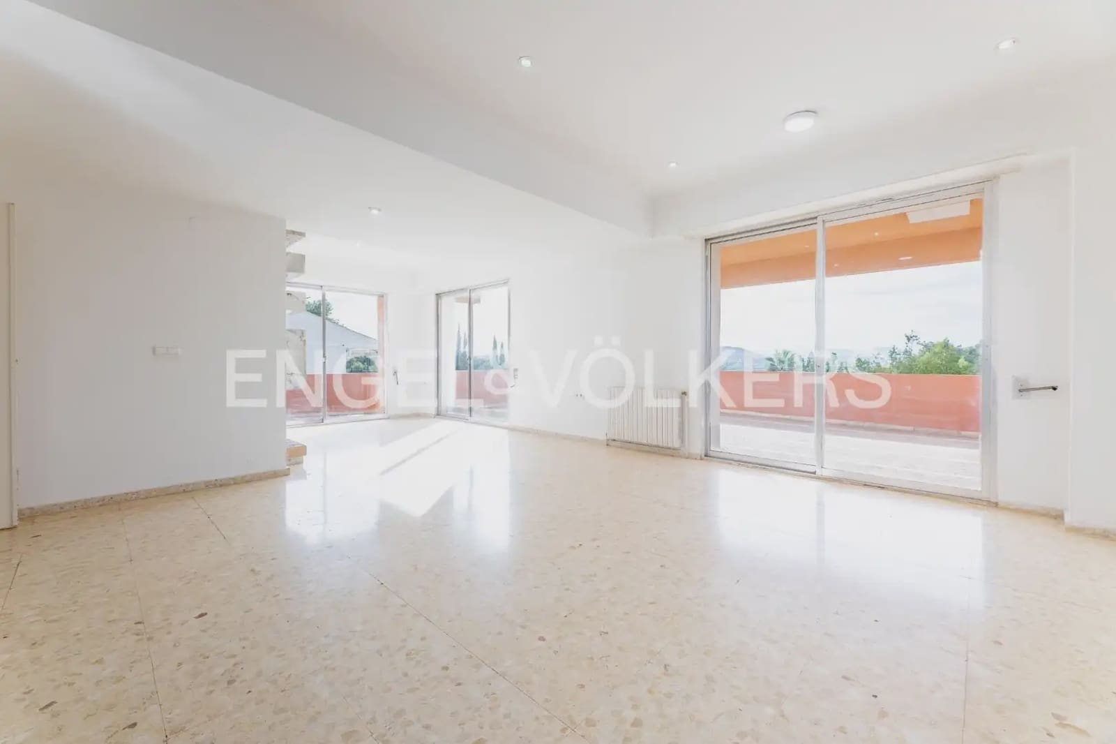 5 bedroom Villa for sale in Torrent with pool garage - € 475,000 (Ref: 9898192)