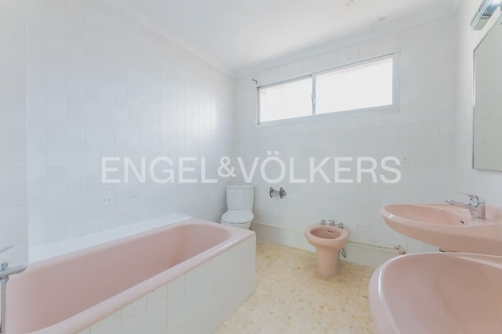 5 bedroom Villa for sale in Torrent with pool garage - € 475,000 (Ref: 9898192)