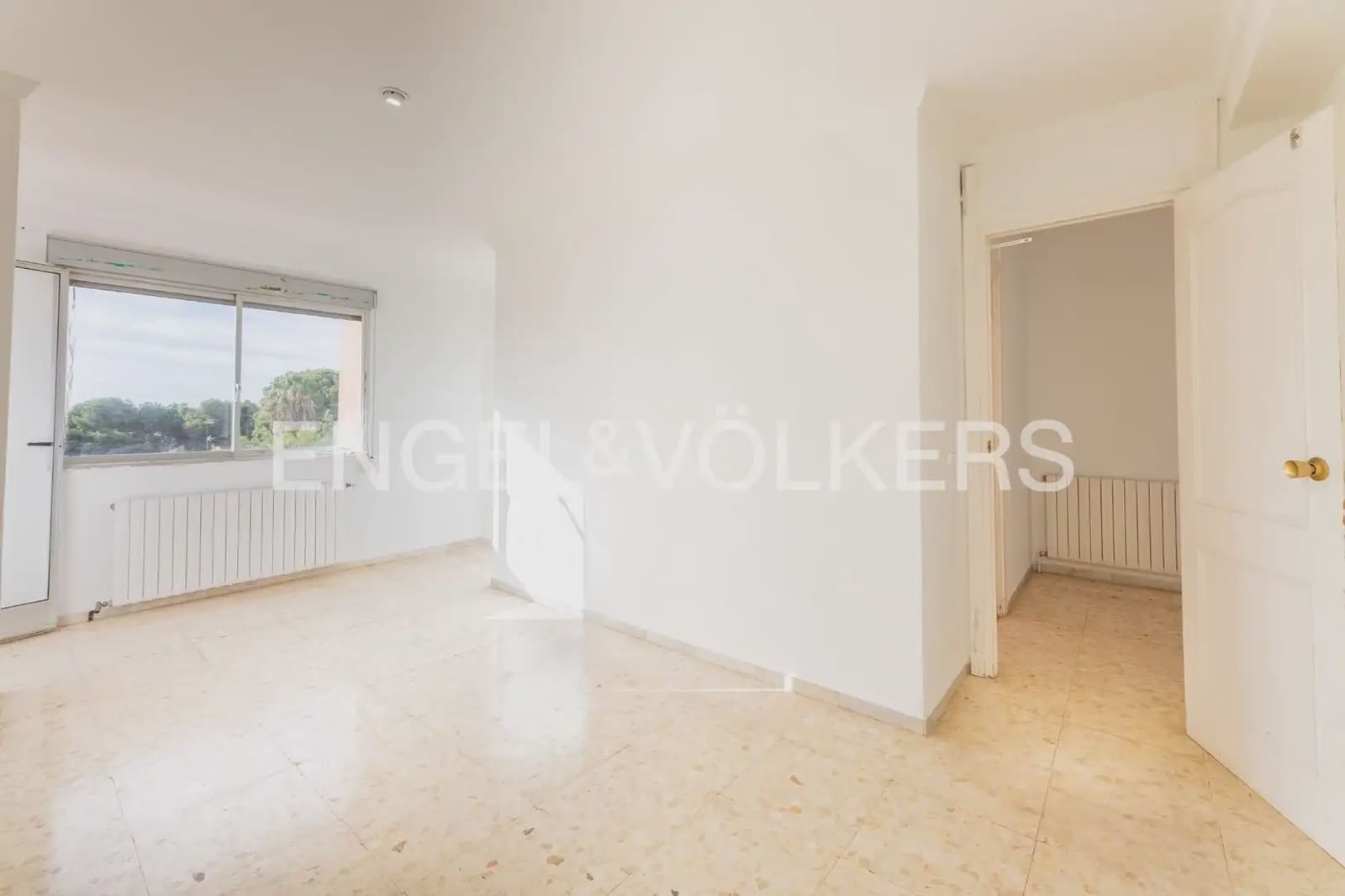 5 bedroom Villa for sale in Torrent with pool garage - € 475,000 (Ref: 9898192)