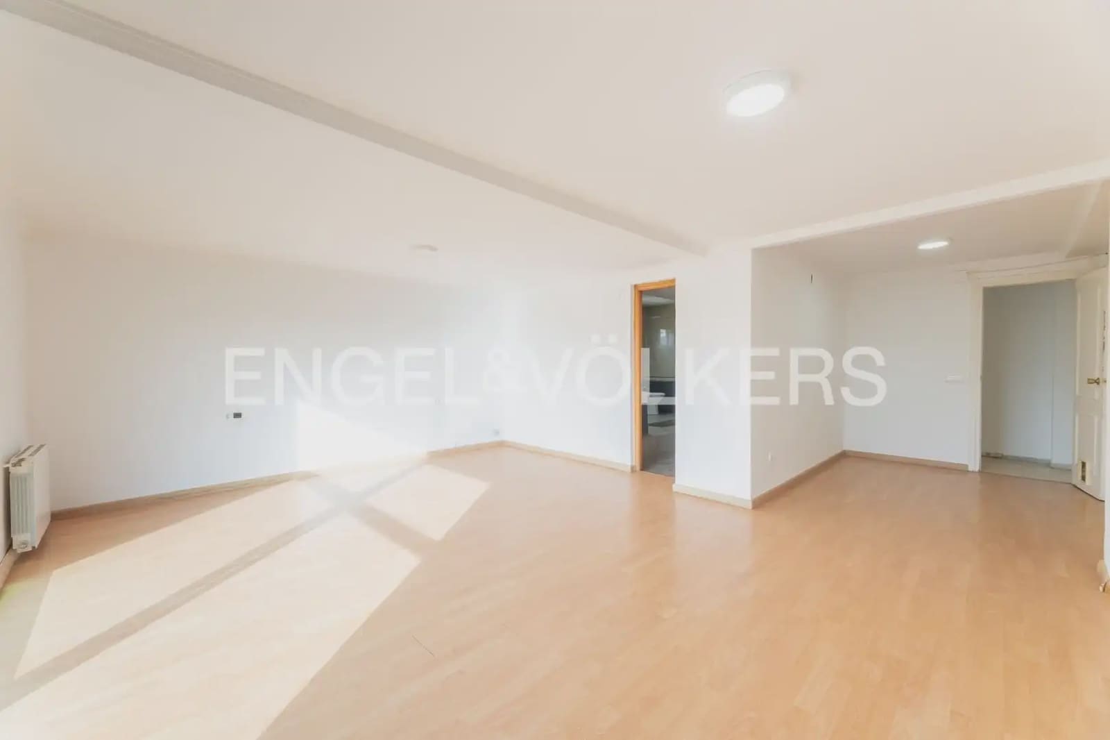 5 bedroom Villa for sale in Torrent with pool garage - € 475,000 (Ref: 9898192)