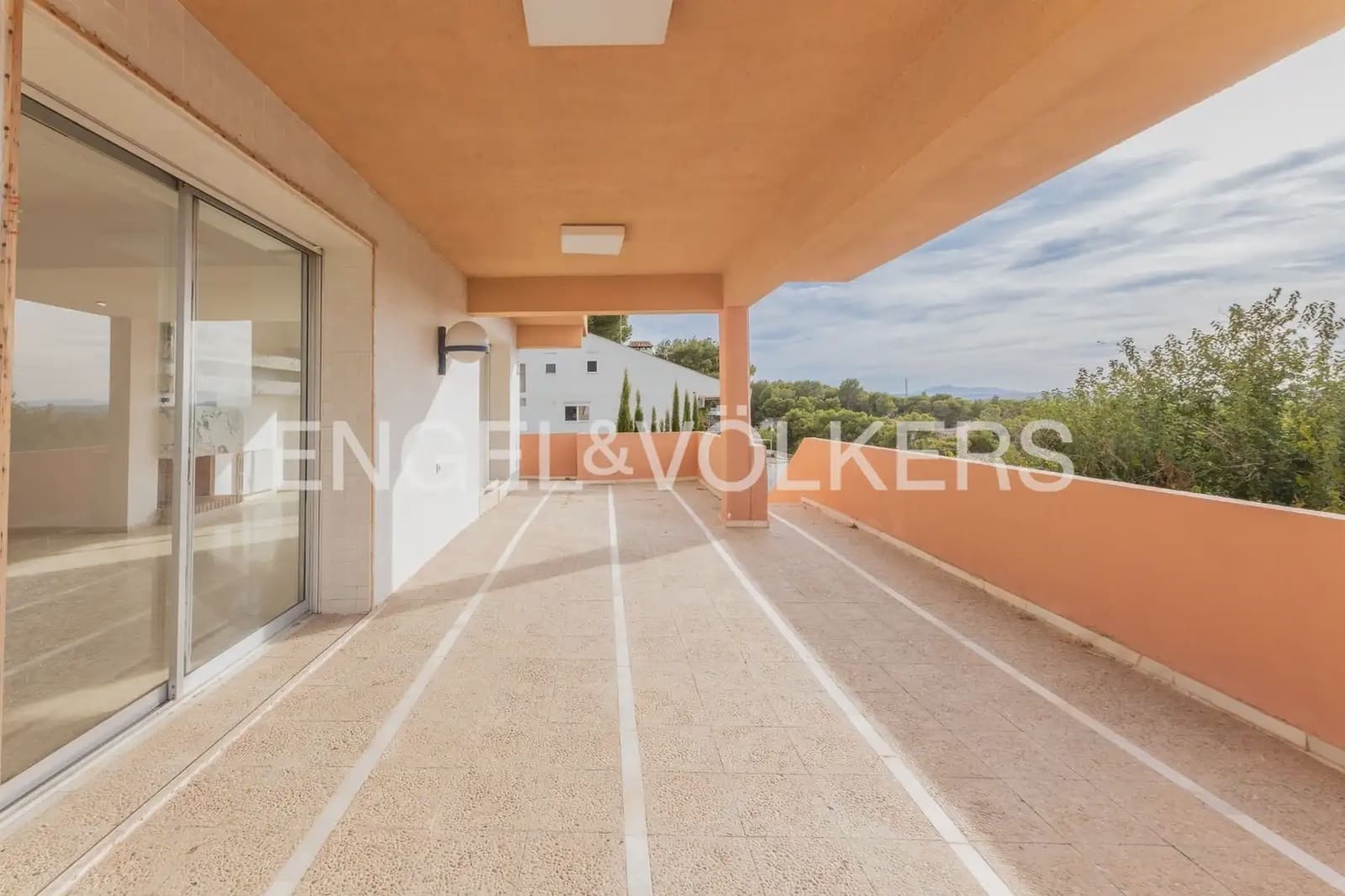 5 bedroom Villa for sale in Torrent with pool garage - € 475,000 (Ref: 9898192)