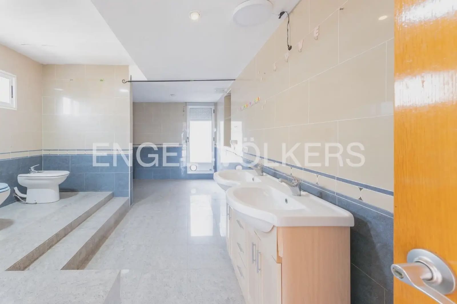5 bedroom Villa for sale in Torrent with pool garage - € 475,000 (Ref: 9898192)