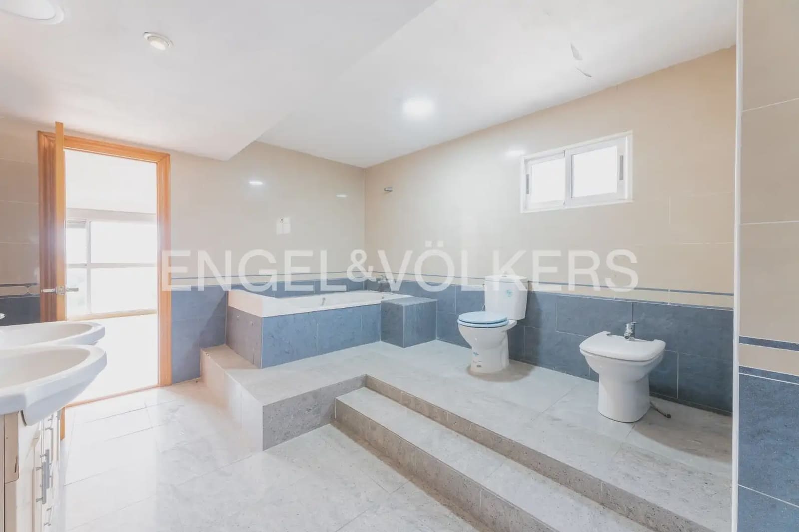 5 bedroom Villa for sale in Torrent with pool garage - € 475,000 (Ref: 9898192)