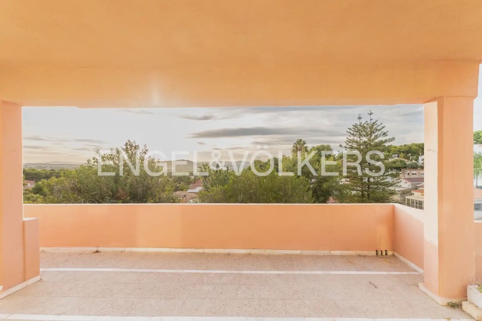 5 bedroom Villa for sale in Torrent with pool garage - € 475,000 (Ref: 9898192)
