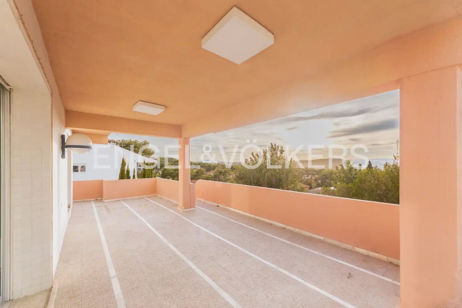 5 bedroom Villa for sale in Torrent with pool garage - € 475,000 (Ref: 9898192)