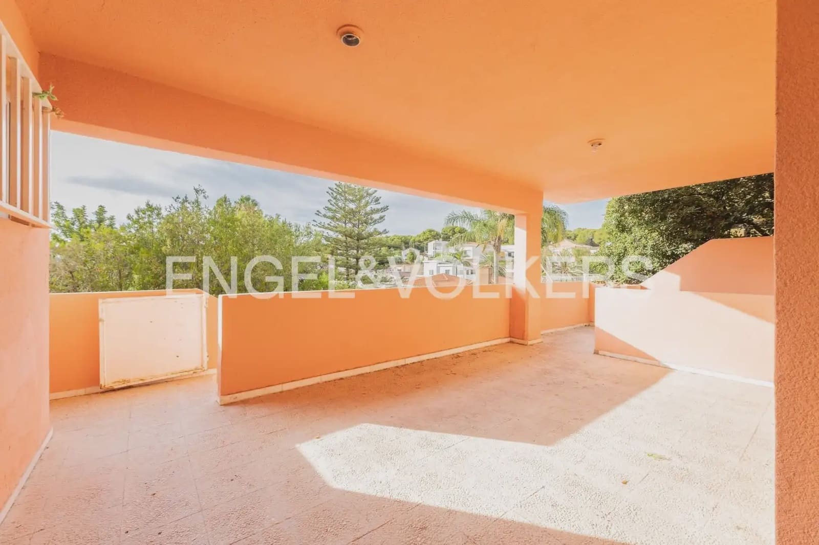 5 bedroom Villa for sale in Torrent with pool garage - € 475,000 (Ref: 9898192)