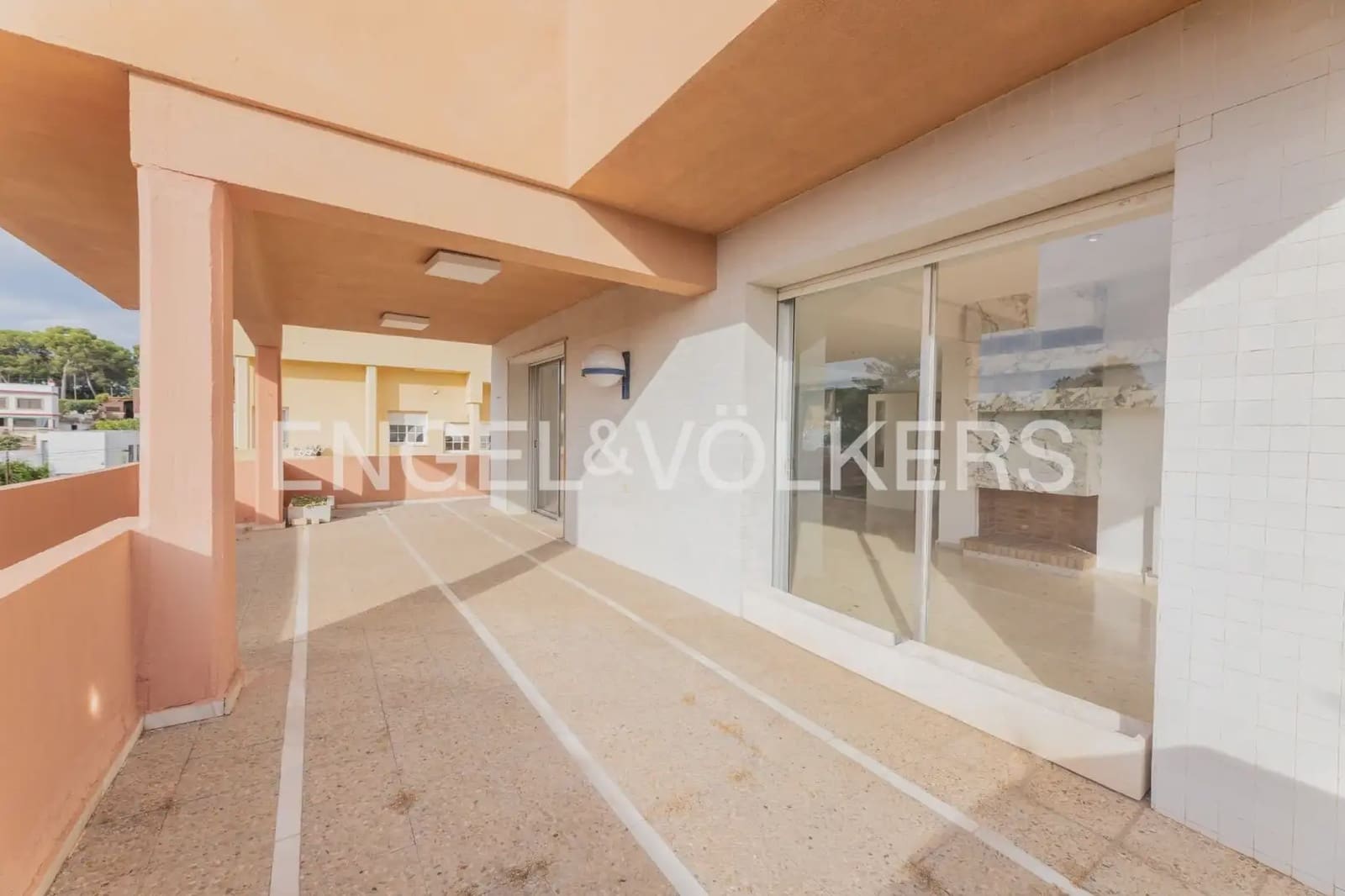 5 bedroom Villa for sale in Torrent with pool garage - € 475,000 (Ref: 9898192)