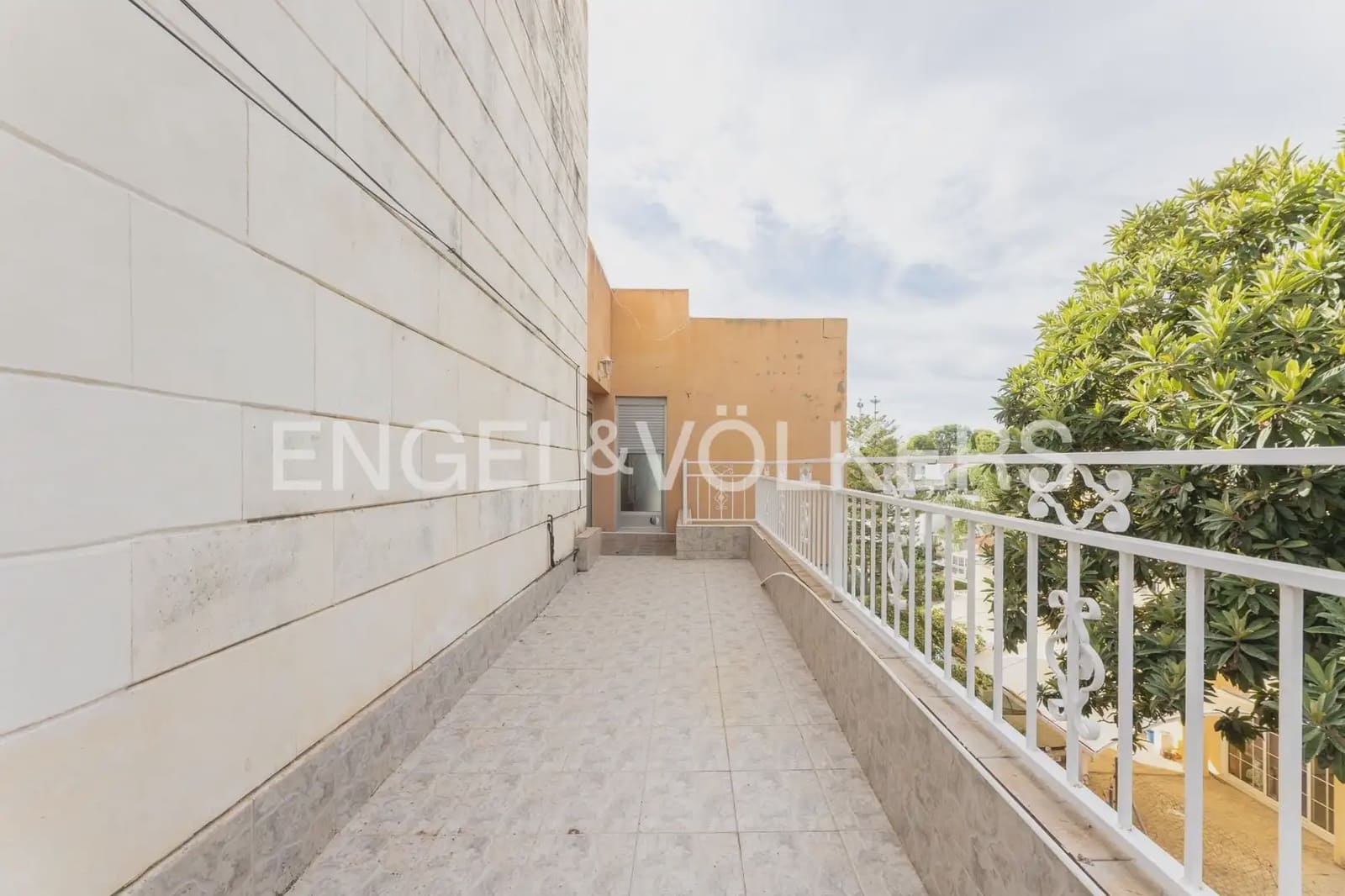 5 bedroom Villa for sale in Torrent with pool garage - € 475,000 (Ref: 9898192)