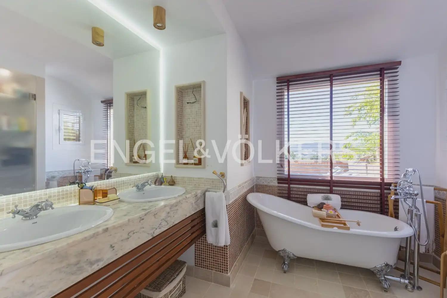 5 bedroom Villa for rent in Riba-roja de Turia with pool garage - € 4,400 (Ref: 9898196)