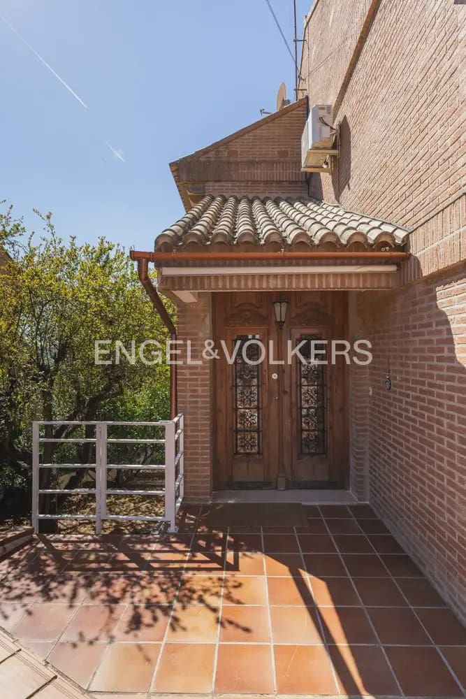 5 bedroom Villa for rent in Riba-roja de Turia with pool garage - € 4,400 (Ref: 9898196)