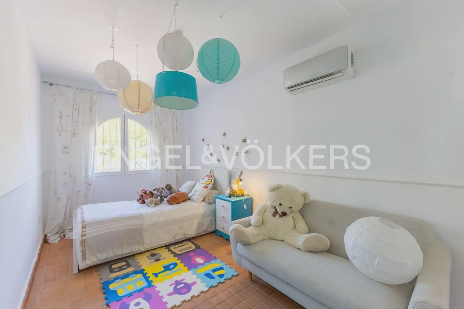 5 bedroom Villa for rent in Riba-roja de Turia with pool garage - € 4,400 (Ref: 9898196)
