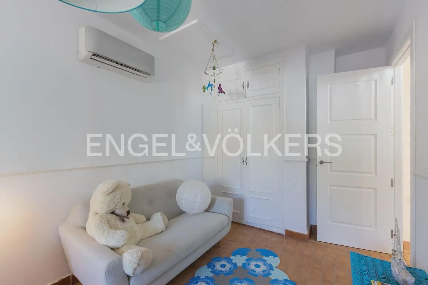 5 bedroom Villa for rent in Riba-roja de Turia with pool garage - € 4,400 (Ref: 9898196)