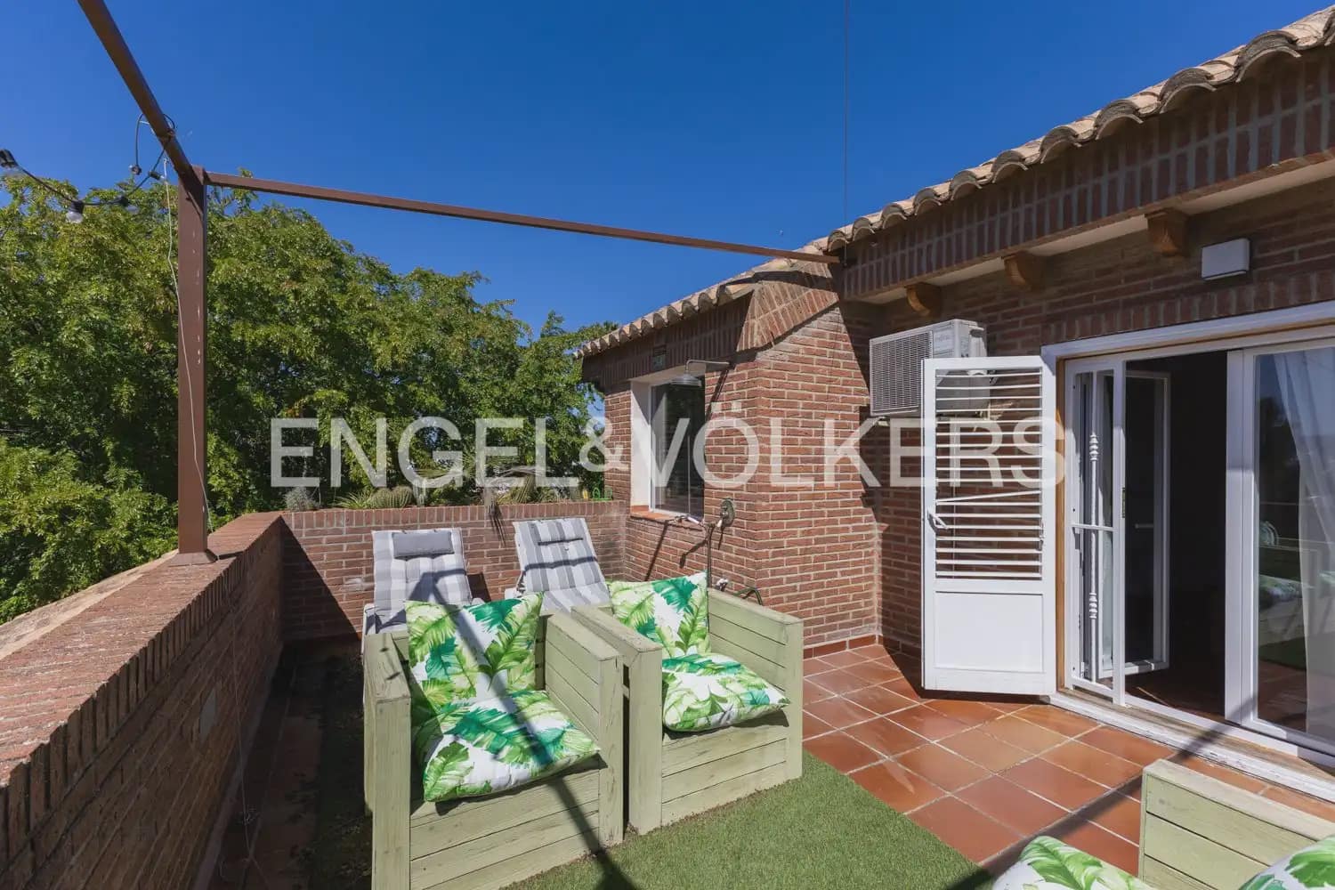 5 bedroom Villa for rent in Riba-roja de Turia with pool garage - € 4,400 (Ref: 9898196)