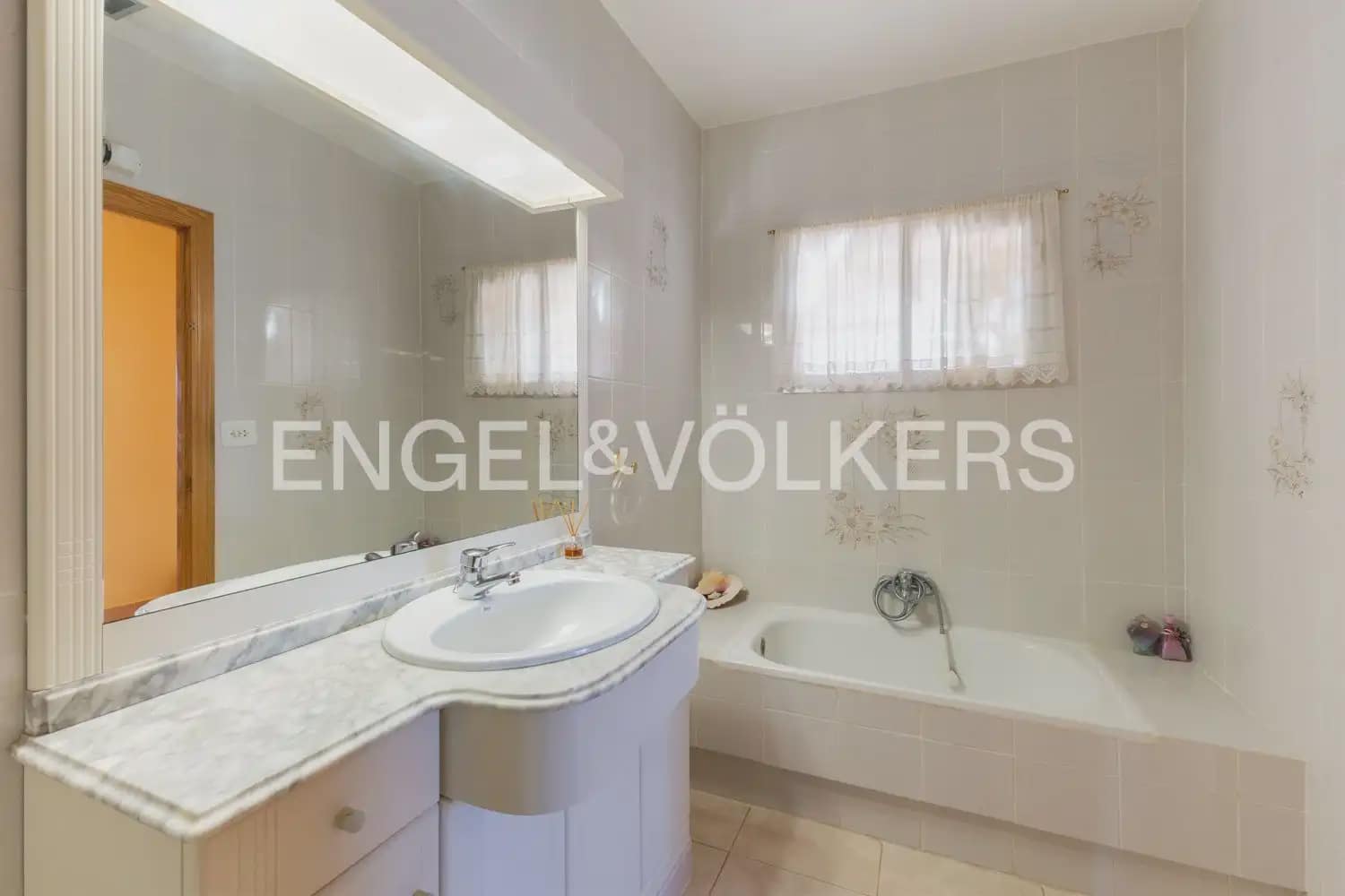 4 bedroom Villa for sale in Betera with garage - € 425,000 (Ref: 9898198)