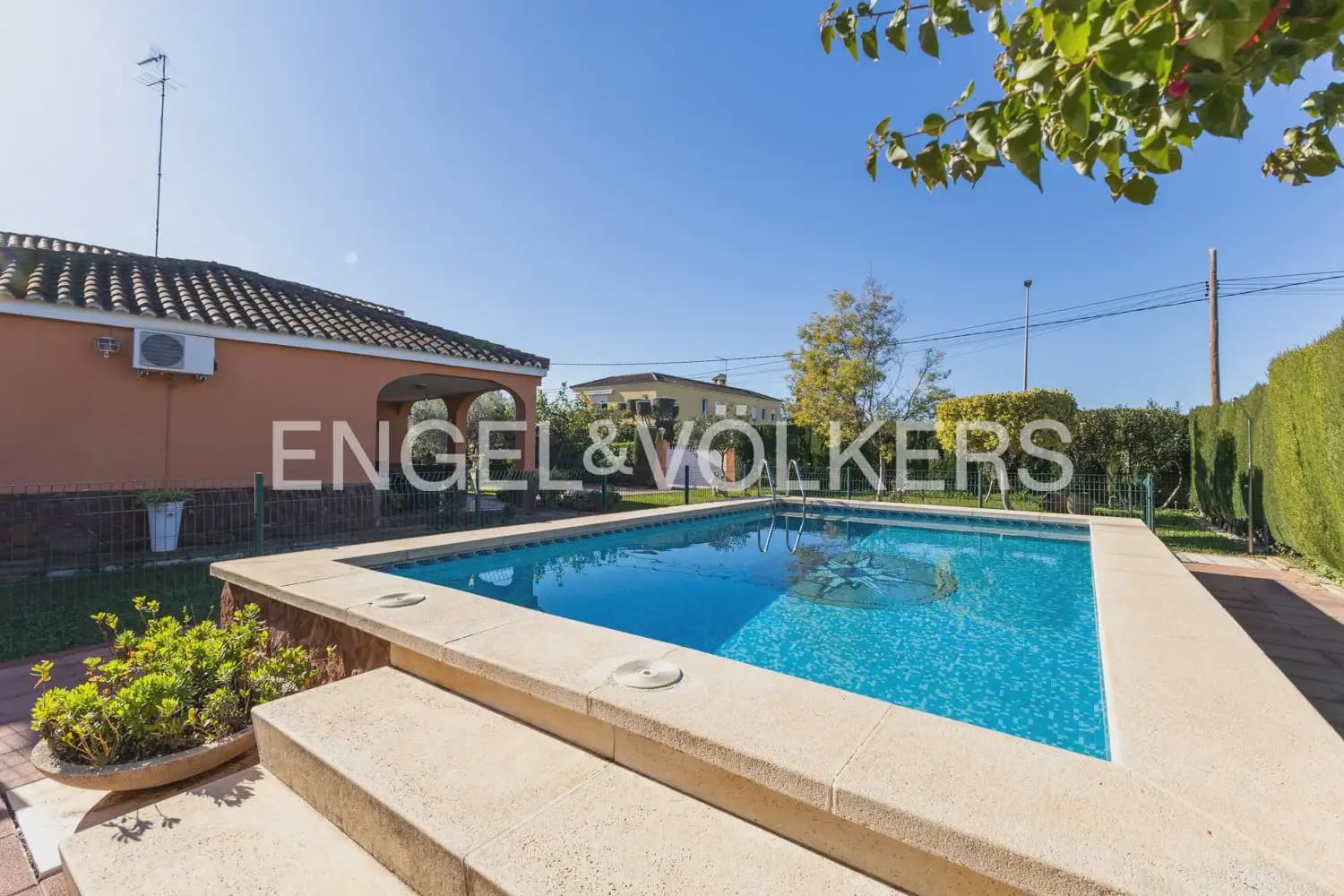 4 bedroom Villa for sale in Betera with garage - € 425,000 (Ref: 9898198)