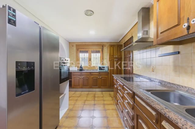 5 bedroom Villa for sale in Benicàssim with garage - € 565,000 (Ref: 9898202)
