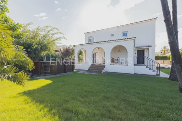 5 bedroom Villa for sale in Benicàssim with garage - € 565,000 (Ref: 9898202)