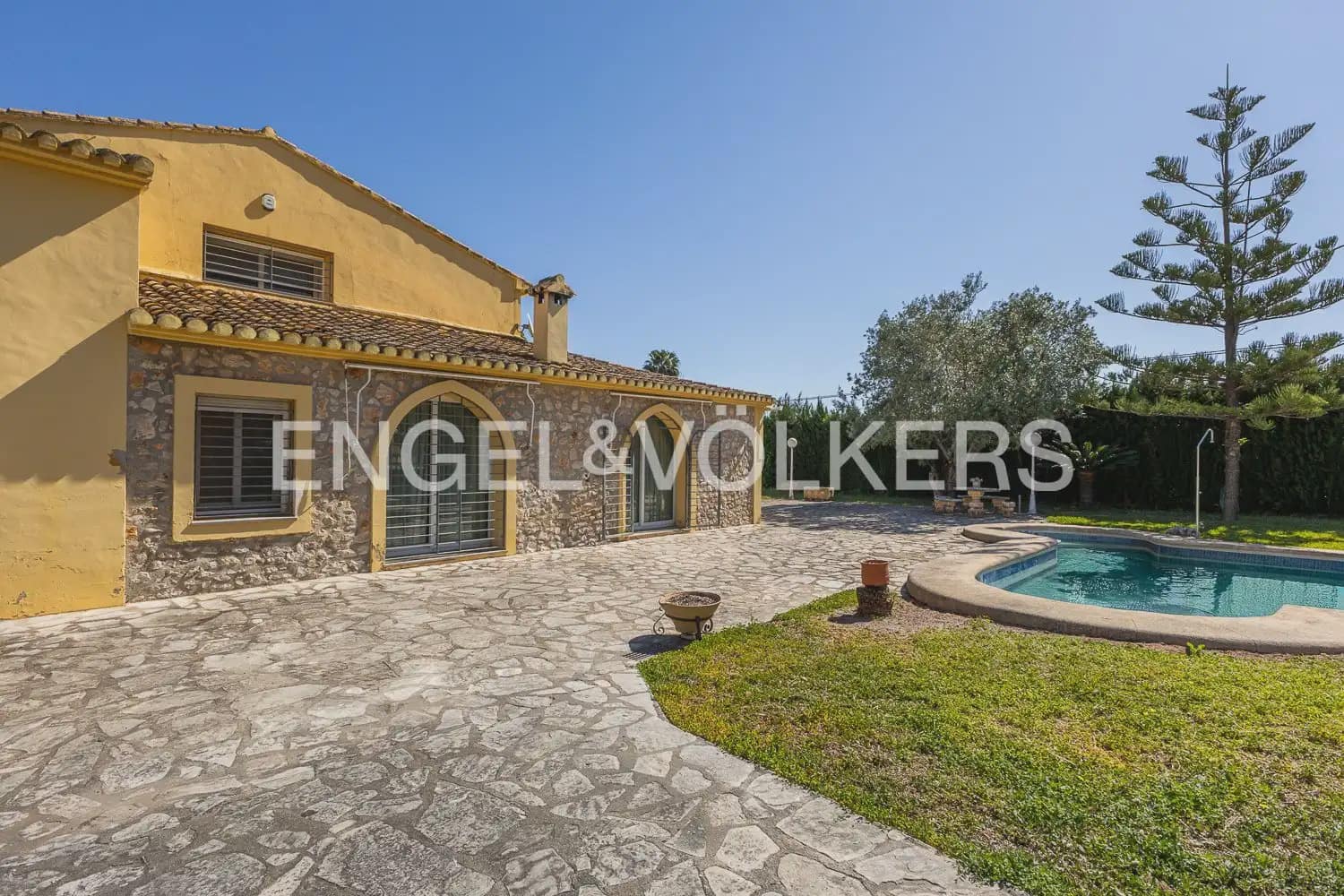 5 bedroom Villa for rent in Pedreguer with pool garage - € 4,600 (Ref: 9898203)