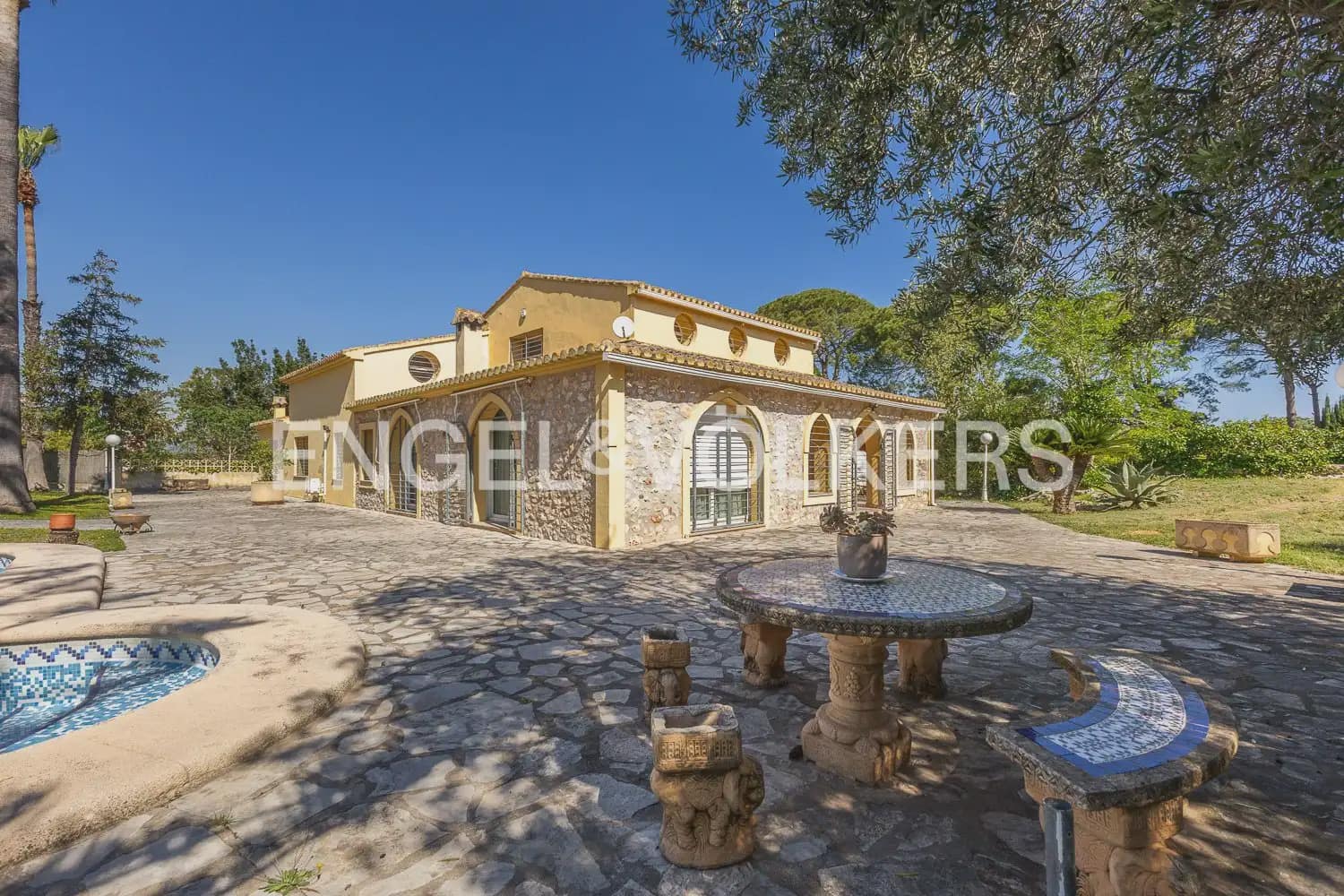 5 bedroom Villa for rent in Pedreguer with pool garage - € 4,600 (Ref: 9898203)