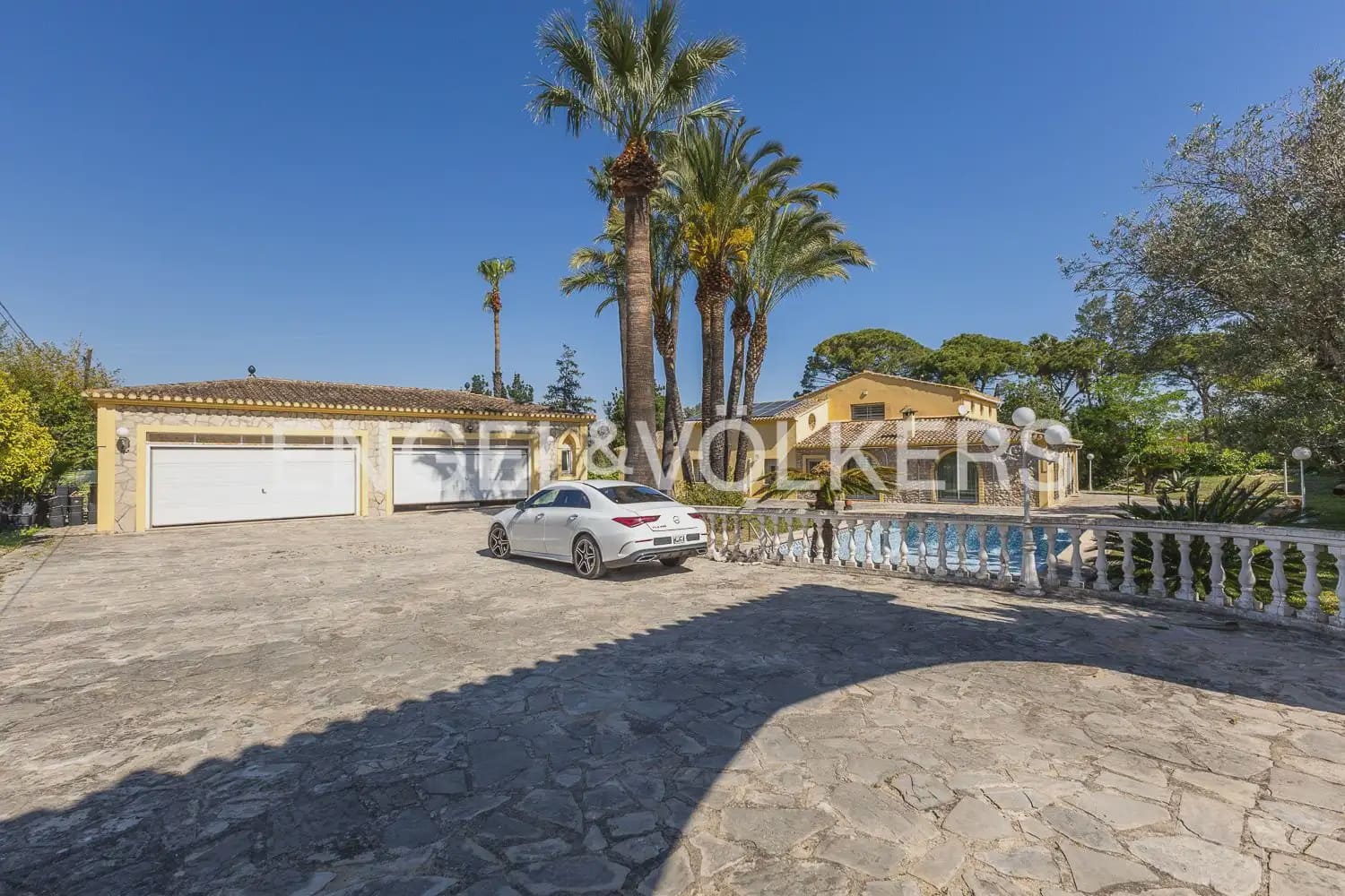5 bedroom Villa for rent in Pedreguer with pool garage - € 4,600 (Ref: 9898203)