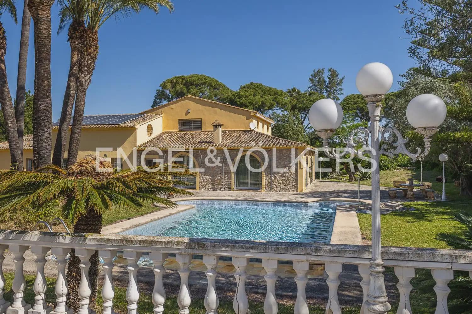 5 bedroom Villa for rent in Pedreguer with pool garage - € 4,600 (Ref: 9898203)