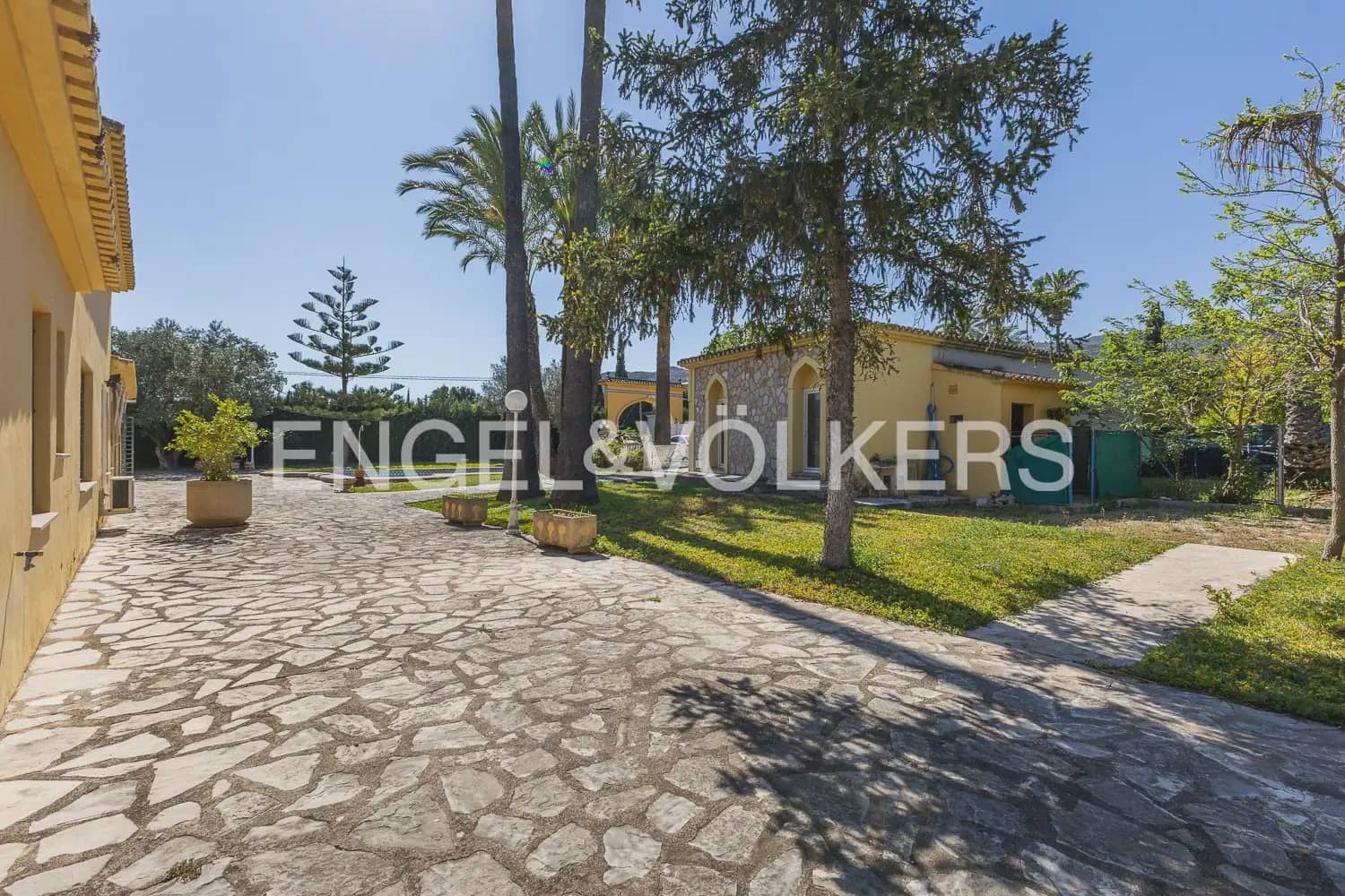 5 bedroom Villa for rent in Pedreguer with pool garage - € 4,600 (Ref: 9898203)