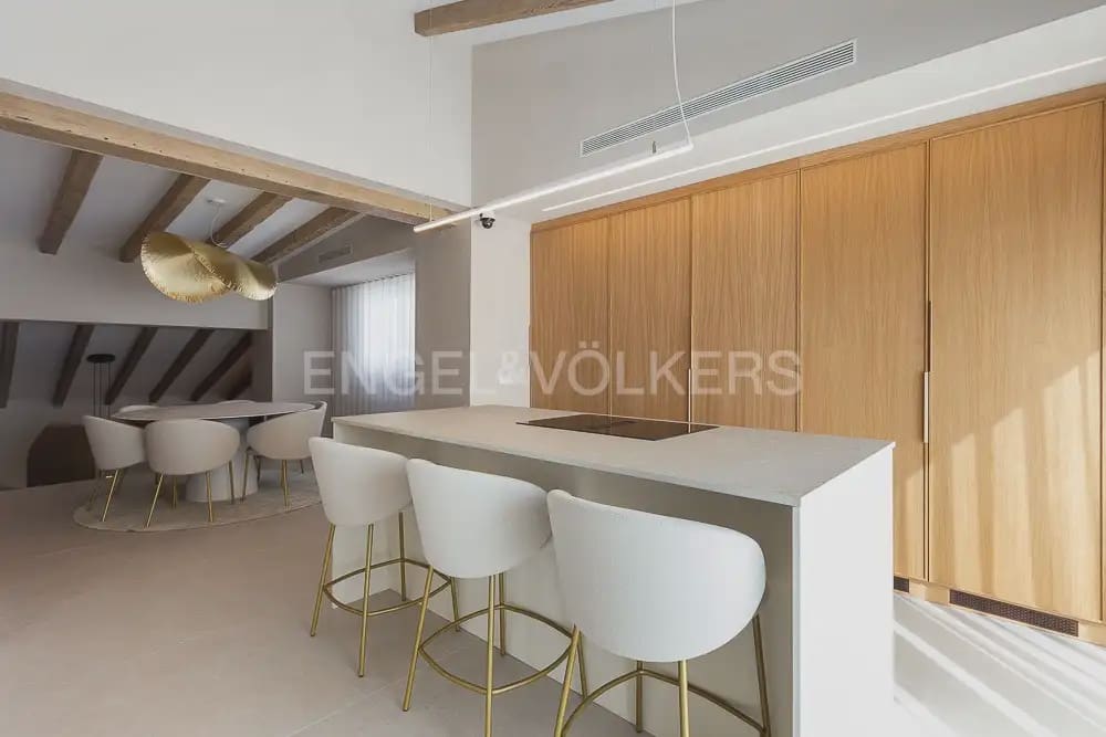 4 Zimmer Penthouse zu vermieten in Valencia Stadt - 10.000 € (Ref: 9898207)