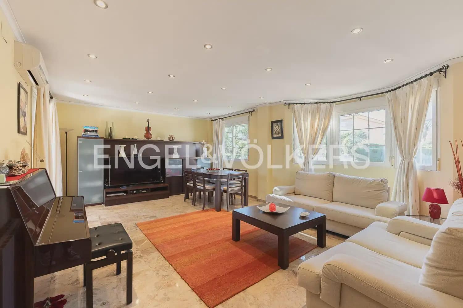4 bedroom Villa for sale in Torrent with garage - € 659,000 (Ref: 9898209)