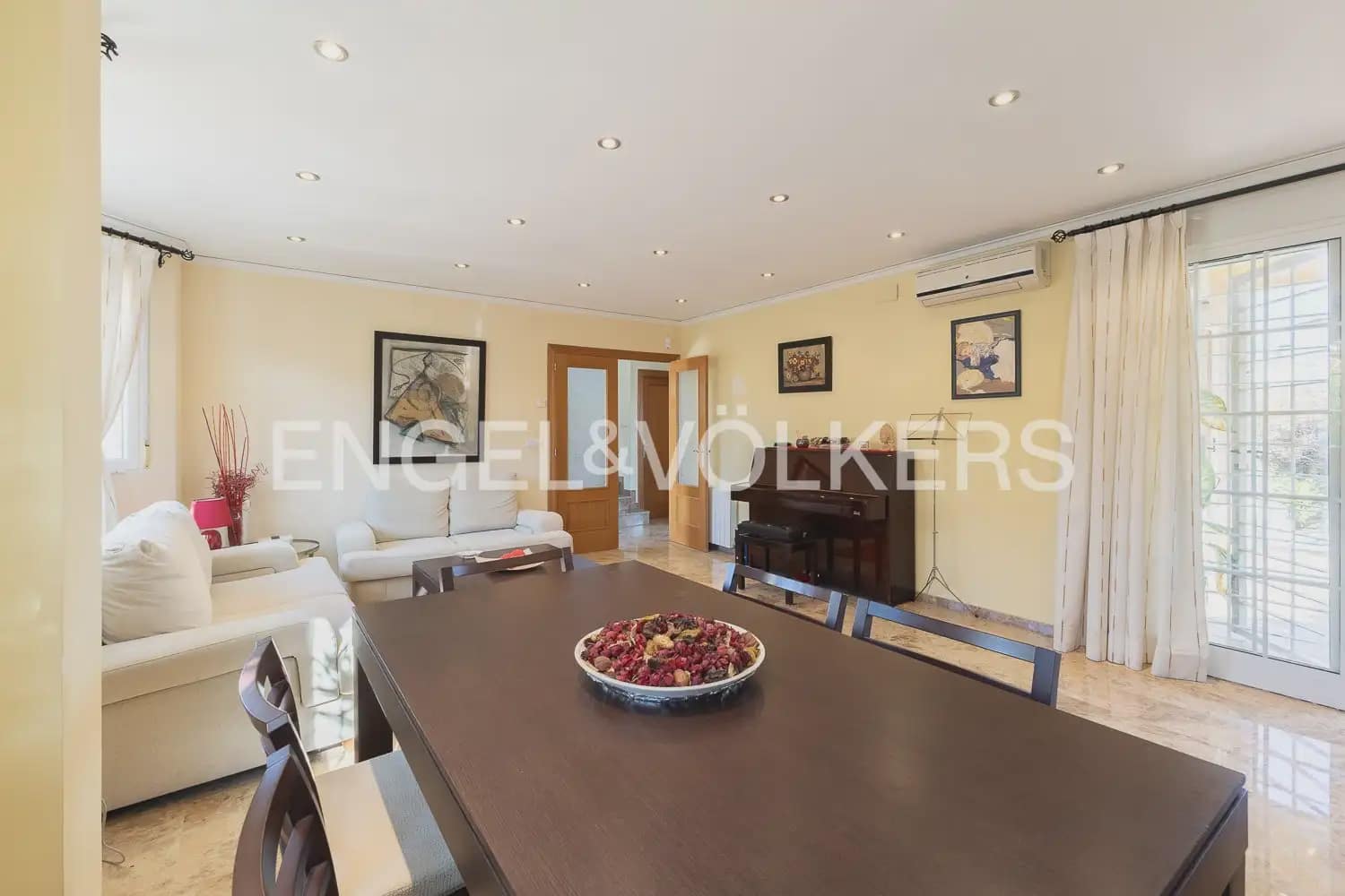 4 bedroom Villa for sale in Torrent with garage - € 659,000 (Ref: 9898209)