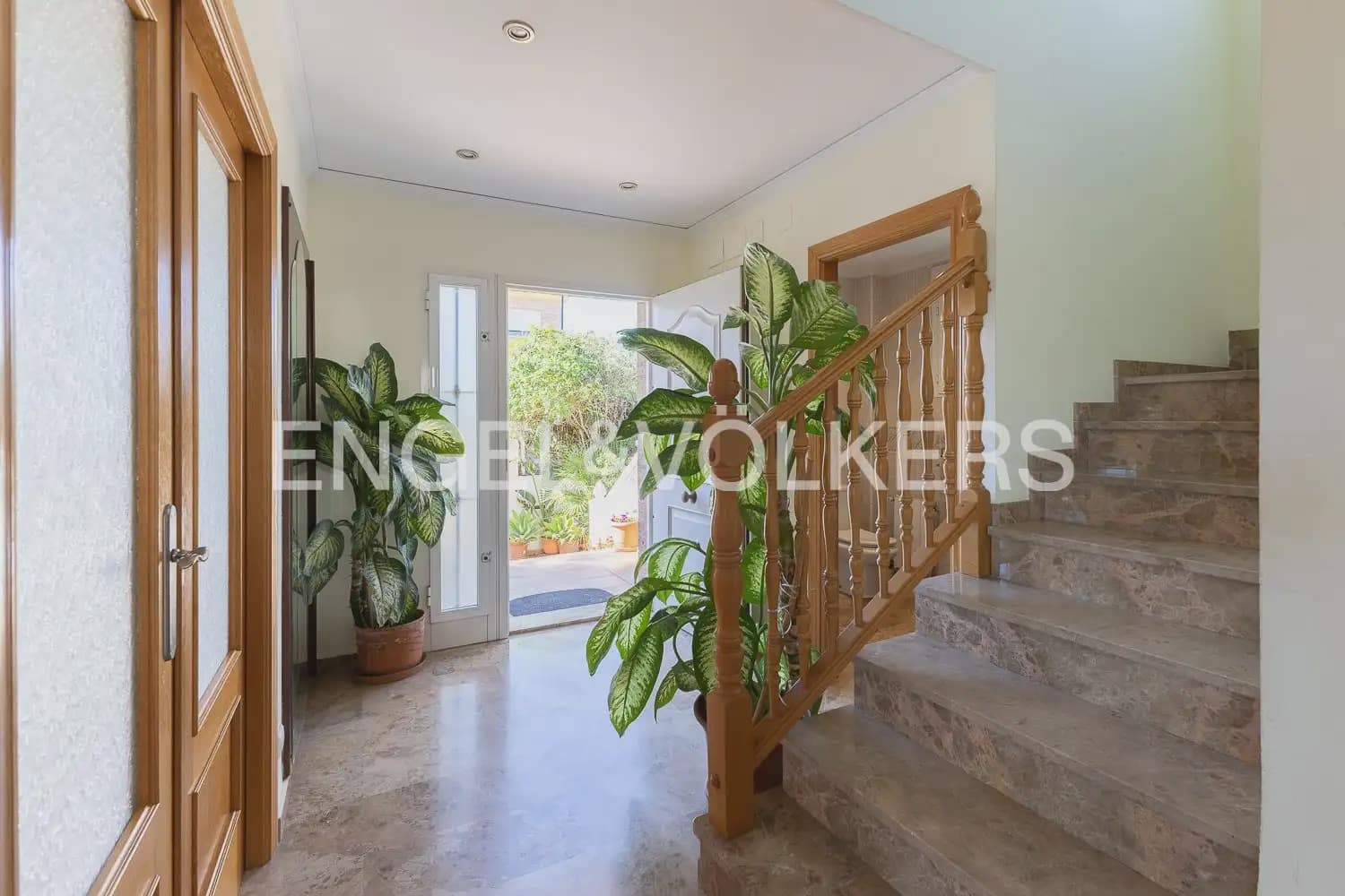 4 bedroom Villa for sale in Torrent with garage - € 659,000 (Ref: 9898209)