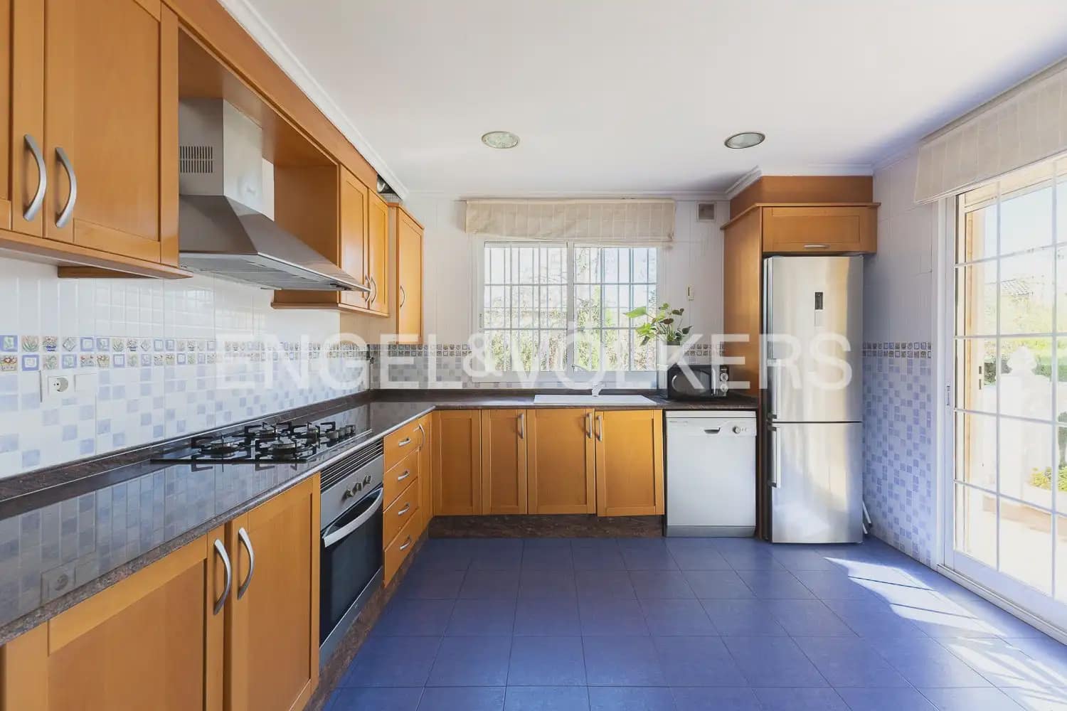 4 bedroom Villa for sale in Torrent with garage - € 659,000 (Ref: 9898209)