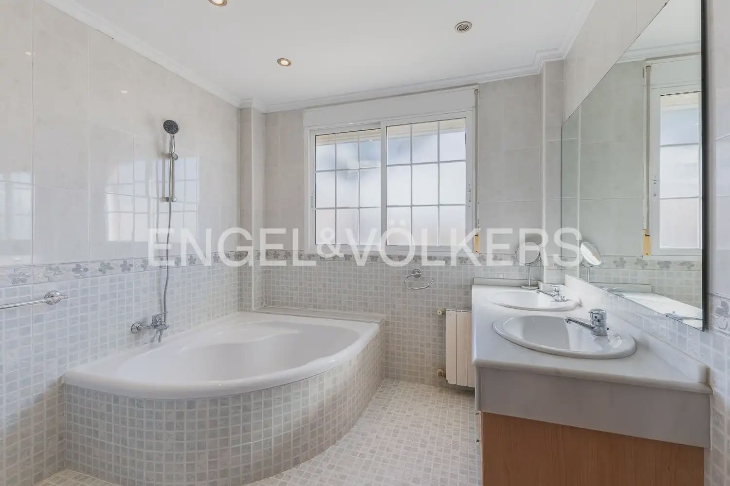 4 bedroom Villa for sale in Torrent with garage - € 659,000 (Ref: 9898209)