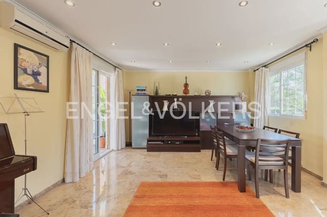 4 bedroom Villa for sale in El Vedat de Torrente, Torrent with garage - € 659,000 (Ref: 9898209)