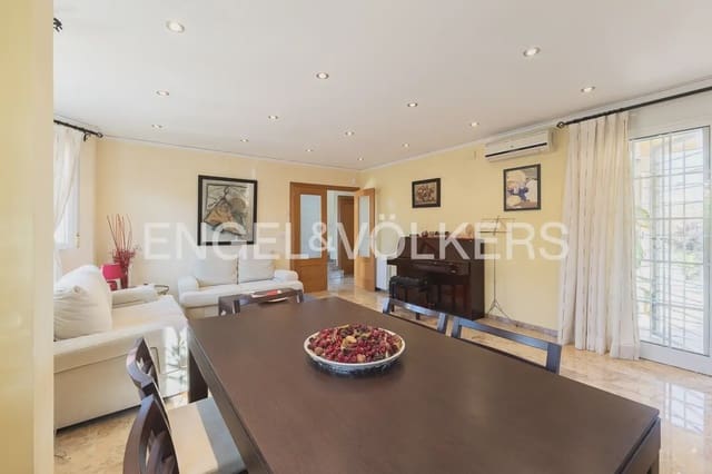 4 bedroom Villa for sale in El Vedat de Torrente, Torrent with garage - € 659,000 (Ref: 9898209)