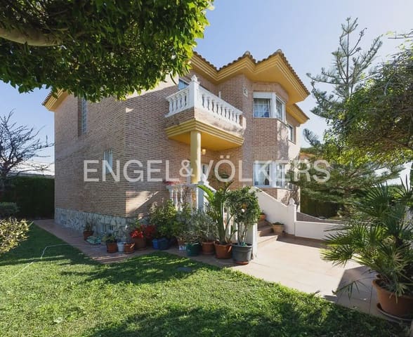 4 bedroom Villa for sale in El Vedat de Torrente, Torrent with garage - € 659,000 (Ref: 9898209)
