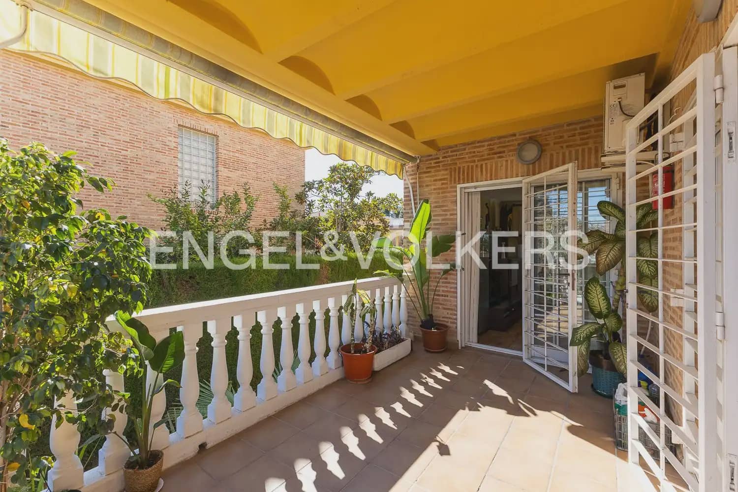 4 bedroom Villa for sale in Torrent with garage - € 659,000 (Ref: 9898209)